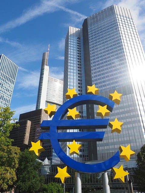 Die EZB mit Sitz in Frankfurt erhöht die Leitzinsen um der Inflation entgegenzuwirken